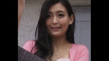 ！！「おはようございます…」奥様は欲求不満でお隣の旦那と汗だくで中出ししてしまう…今日も旦那はいないから…のthumbnail