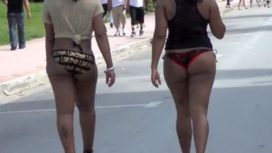 黒人の女達がビキニで歩いている町があるようでお尻を撮影しまくりですｗｗｗのthumbnail