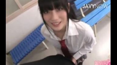 ［ＪＫ痴女］積極的なJKに体育倉庫に引っ張り込まれた男子は、アナル舐めされて困惑…さらにチンポも手コキされてコイツったらテクニシャンだなって思ってる！【無料動画】のthumbnail