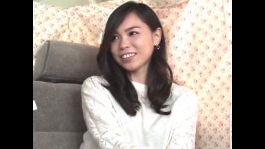 【人妻ナンパ】清楚に見えても他人棒で喘ぐ美女奥さん。車内で敏感部分を刺激され夫を裏切るエロエロ不倫セックス！のthumbnail