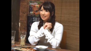 ☆人妻ナンパ☆　３５歳だという成熟したムッチムチの鬼盛りデカ尻がひと際目を惹く女盛りの美人奥さまがとびきりスケベな淫乱メス犬に豹変！たまには羽根を伸ばそうと仕事帰りに立ち寄った居酒屋で仲良くなった年下のイケメン男子にほろ酔い気分で口説かれてソノ気になった欲求不満の人妻が魅せる淫らな姿を見逃すな！のthumbnail