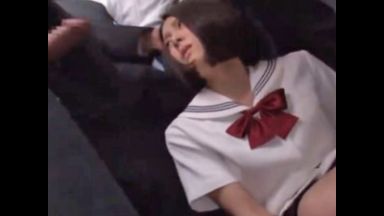 清楚なJKが満員電車内で痴漢されてチンポ擦りつけられるのthumbnail