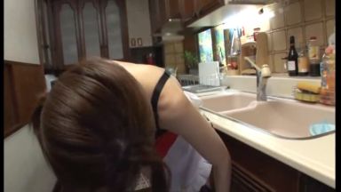 ＜台所×夫婦＞自宅台所で妻とSEXする幸せ夫婦のthumbnail