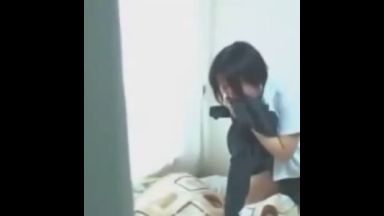 顔を赤くしてオナニーに励む制服JKのthumbnail