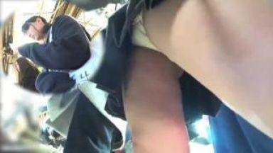 【盗撮】まだ中学★の幼さが残るツインテロリJKを電車内で逆さ隠し撮り！変態盗撮師が好みのJKを数分間ストーキングのthumbnail