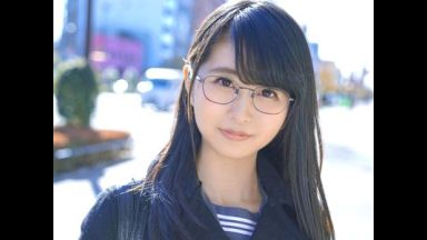『彼氏より…いいかも…』メガネ美少女jkがおっぱいモミモミ声我慢ゲームに挑戦⁉清楚に見えて制服着衣でエロ浮気セックス！のthumbnail