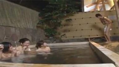 混浴露天風呂でフル勃起チンポに目が釘付けのthumbnail