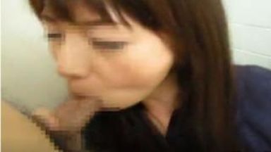 小さいオッパイが幼さ満点なパパ活してる人妻のフェラ抜きスマホのthumbnail