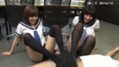ブルマでニーハイな女子校生2人が男性教師を足責めして強制射精のthumbnail
