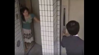 ♡「あなた…いってらっしゃい♡」旦那を送り出した後はおマンコ洗ってチンポを待っちゃう…絶倫奥様の淫乱な日常のthumbnail