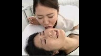 【変態・レズエステ】痴女エステ嬢が顔面を舐めまわして唾を吐き散らす！絶叫しながら喘ぎまくりる女性客！のthumbnail