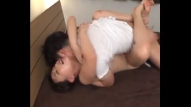 ♡近親相姦「伯母さん…あぁぁっ中に出して…イクぅうっぅ♡」大好きホールドカニばさみロックでチンポ離さない熟女のthumbnail