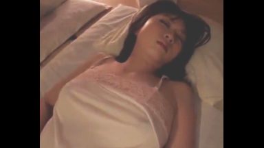 ♥夫が寝てる隣で声を出せずに夜這いレイプされる妻…中出し精子で溢れる愛液トロトロおマンコは凌辱肉便器に♥のthumbnail