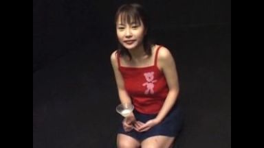 《水野はるき》伝説の美巨乳エロカワ潮吹き娘が、汁男集団のザーメンをグラスに溜め込み飲み干すヤバイやつ!!のthumbnail