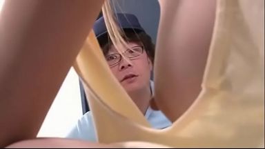 【検証】ノーブラで胸チラする巨乳おっぱいを見た男、全員この顔になる説のthumbnail