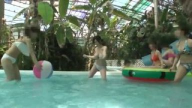 ☆企画☆巨乳☆水着♥イクぅぅぅ…ギャルxハーレム♥ビキニじゃないとダメなのよ…プールで激イキエロ動画→中出しのthumbnail