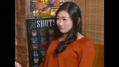 【素人ナンパ】「恥ずかしいなもう…♡」ほろ酔いで開放的な美人熟女人妻お持ち帰りして発情オマンコを余すところなく堪能！のthumbnail