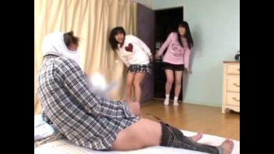 《小林麻里×桃音まみる》JSとJCのロリ少女姉妹が、デカチン兄貴のオナニー中に襲いかかって近親相姦ハーレム3P逆レイプ!!のthumbnail