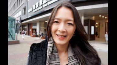 ４３歳だという麗しい色気が完熟寸前のスレンダーボディから溢れ出すとっても綺麗な美人奥さまがとびきりスケベな淫乱メス犬に豹変！浮気はダメだと分かっていながらも街頭インタビューを装い近寄ってきた名前も知らないナンパ師に女心をくすぐられてソノ気になった欲求不満の人妻が魅せる淫らな姿を見逃すな！のthumbnail