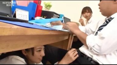 机の下にもぐって同僚社員のち〇ぽを食い散らす欲求不満OLのthumbnail