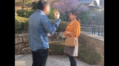 【人妻ナンパ】清楚な熟女奥さんをホテルにお持ち帰り！旦那を忘れて他人の肉棒で喘ぎまくって中出しされてメスイキ！のthumbnail