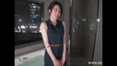 旦那が浮気したので自分も浮気してAV出演しちゃうスレンダー美脚奥さん！人妻寝取られ不倫人妻mywife（マイワイフ）！のthumbnail