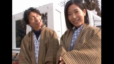 ♥温泉街で浴衣で散歩中に妻が中出しされちゃう…「ちょっとだけ待ってってね…あなた♥」精子が溢れたまんこでお散歩再開のthumbnail