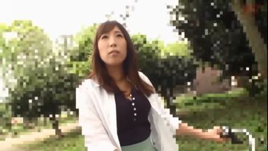 インタビューナンパした夫の浮気を疑っているセックスレスで欲求不満巨乳妻は久しぶりの肉棒にイキまくりで中出しのthumbnail