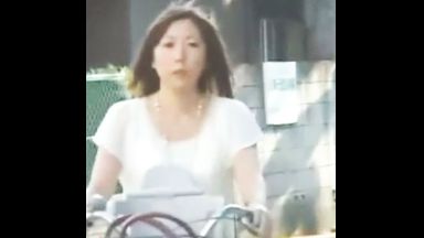 ♥自転車人妻を尾行して自宅でレイプ※痙攣するおマンコ…潮吹きイキ狂う巨乳奥さんは我慢できずにお漏らししちゃうのthumbnail