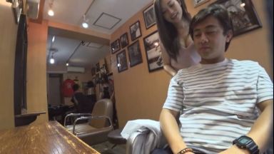 「どんな髪型にしますかー？」モデル体型の美容師に施術中にチンポを手コキされ中出しエッチしちゃた件ｗのthumbnail