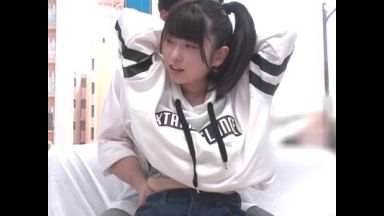 【マジックミラー】姿勢矯正マッサージと騙しナンパした童顔ロリ巨乳おっぱいの黒髪地味美少女がワキ全開でするエロSEX！ のthumbnail