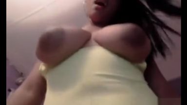 デカ乳輪の巨乳ちゃんがおっぱいを揺らしまくって配信中ｗｗｗのthumbnail