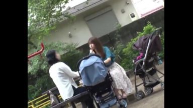 [NTR](良いねぇ･･･アイツにするかｗ)公園でだべる若妻を尾行し玄関前で強襲!!のthumbnail