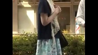 ♡「奥さん…下着見せ江下さい♡」清楚な三十路人妻も欲求不満…チンポ見せたら咥えて中出ししちゃったのthumbnail