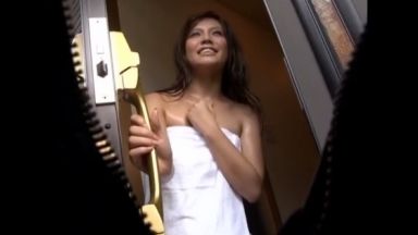 ♥修理業者が盗撮…まさか人妻がバスタオル1枚で玄関に出てきた♥欲求不満人妻は犯されたいのthumbnail