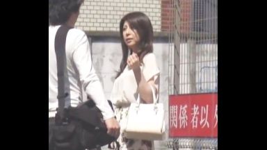 ！！奥さん、オナニーを見せて貰えませんか？…電マ渡されておマンコはブルブル痙攣しながらイキ狂う…奥さん変態だね！！のthumbnail