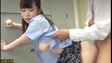 発育のいいノーブラ女子生徒に興味を持った先生が男女の関係に。色白柔肌のオッパイはがとても柔らかそうのthumbnail