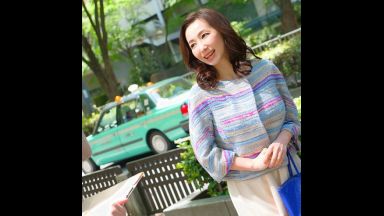 ☆人妻ナンパ☆　４８歳だという大人の色気が漂うとっても上品でエレガントな美人奥さまがとびきりスケベな淫乱メス犬に豹変！浮気はご主人に悪いと分かっていながらも女のツボを知り尽くした経験豊富なナンパ師に大量の白濁マン汁が溢れ出す雌穴を情け容赦なく虐め抜かれて完全発情した人妻の淫らな姿を見逃すな！のthumbnail