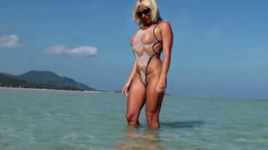 濡れたら透け透けになる水着の女性が海に入るとこうなるｗｗｗのthumbnail