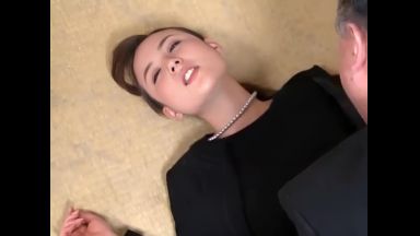 【冴島かおり ながえスタイル 】旦那が亡くなった途端に美人な未亡人に群がる男たち。未亡人は男たちに身を委ね犯されてゆく。のthumbnail