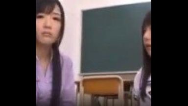 「ほら、どっちのフェラが気持ちいいの？正直に言ってごらん？」美人教師とJKのテク争いに巻き込まれた裏山けしからん男性がコチラ///のthumbnail