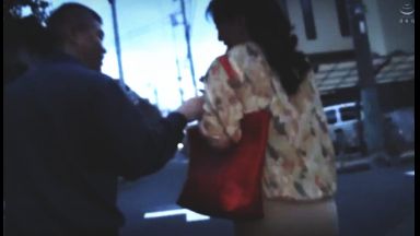 仕事帰りにナンパされた五十路のおばさんがマンスジ押し込まれアヘるのthumbnail