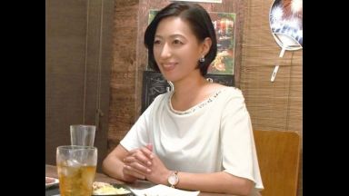 ４３歳だという若くで結婚してずっと専業主婦だったとおっしゃるとっても上品で穏やかな美人奥さまがとびきりスケベな淫乱メス犬に豹変！たまには羽を伸ばそうと飲みに行った居酒屋で出会ったイケメンの年下男子に匂い立つヌルヌルの雌穴を情け容赦なく虐め抜かれて完全発情した人妻の淫らな姿を見逃すな！のthumbnail