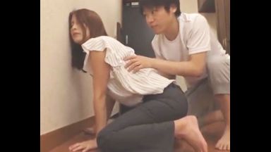 ！！泥酔して家を間違った隣の奥さんがチンポ懇願「挿れていいよ…入れたいんでしょ？！！」チンポ見せたら離さないののthumbnail