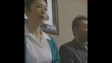 若い娘と不倫SEXをする中年夫。そのハメる姿を隣部屋から覗く熟女のthumbnail