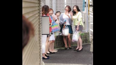 ♥人妻凌辱連鎖「奥さん、早く代わりのママ友呼ばないと中出ししちゃうよ♥」ダメぇぇぇぇ...妊娠しちゃうからのthumbnail