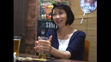 ☆人妻ナンパ☆　４３歳だという楽しいことがない旦那さんとの夫婦生活に不満を感じてる美人奥さまがとびきりスケベな淫乱メス犬に豹変！浮気はダメだと分かっていながらも仕事帰りに立ち寄った居酒屋で出会った年下のイケメン君にほろ酔い気分で口説かれてソノ気になった欲求不満の人妻が魅せる淫らな姿を見逃すな！のthumbnail