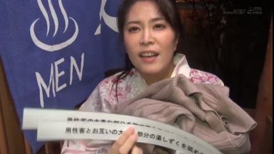 〚人妻ナンパ〛　「大変なことになっちゃって、みんな精子出しちゃって」控えめ素人妻が男性客の精子を抜きまくるのthumbnail