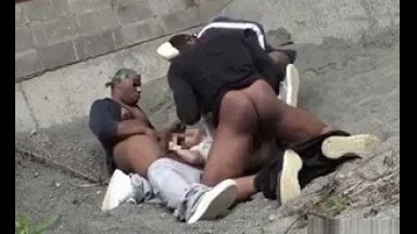 【野外中出し】マジでひどすぎる！！黒人共に外で強姦される少女。のthumbnail