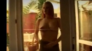 大きな屋敷で服を脱いでガラスに母乳を吹きかけている変態動画ですｗｗｗのthumbnail